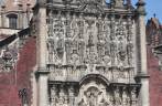 Parede ornamentada ao lado da Catedral na Cidade do México, capital do país